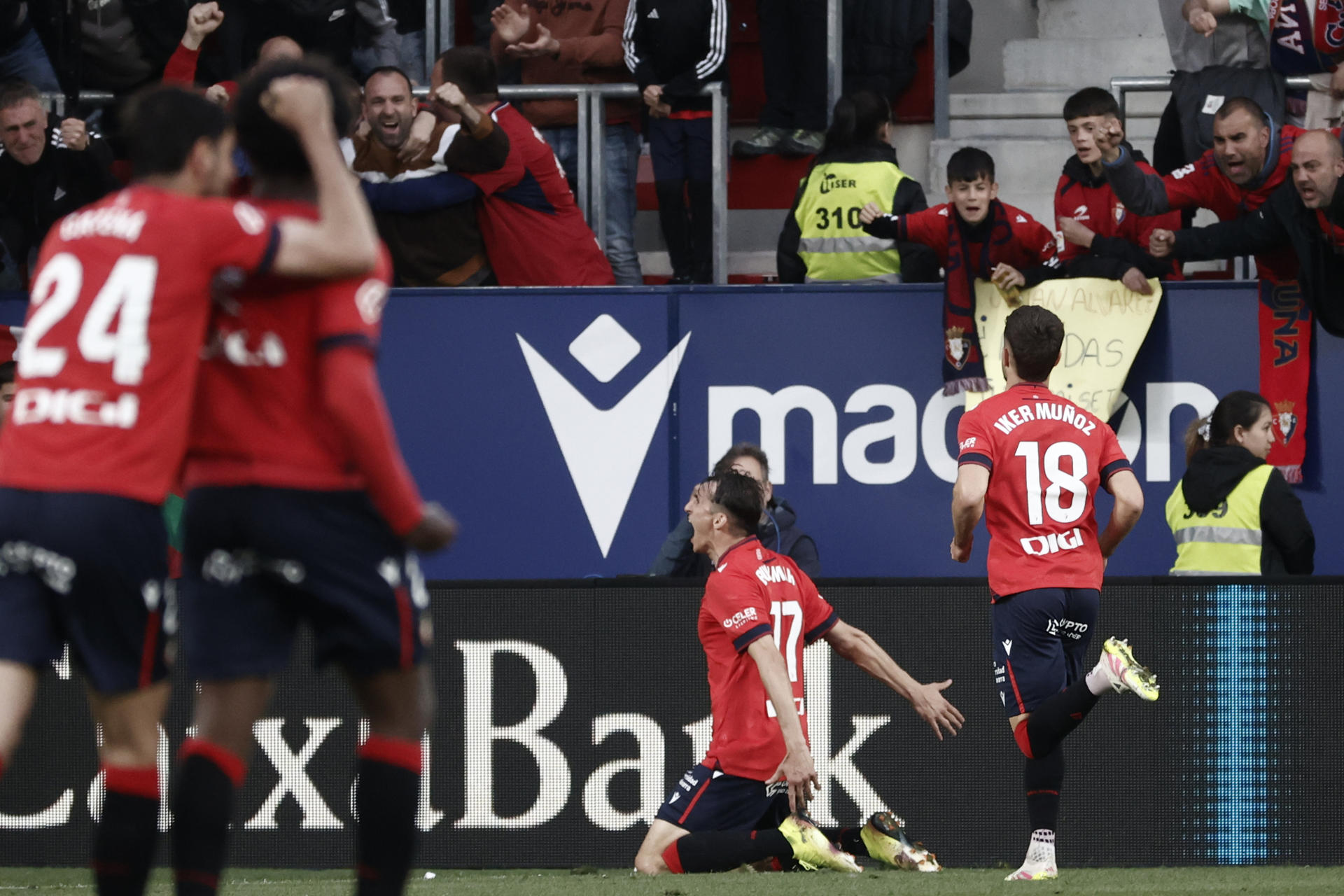 Budimir, con Osasuna celebrando su gol ante el Atlético