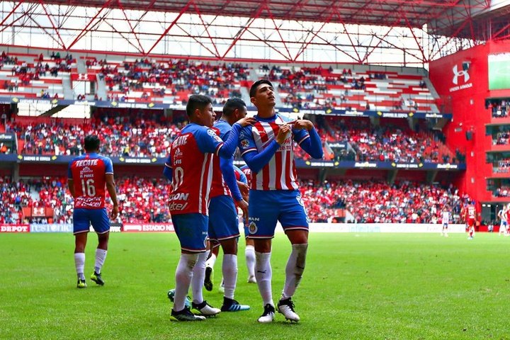 Chivas remonta y golea a Toluca al son de Alan Pulido