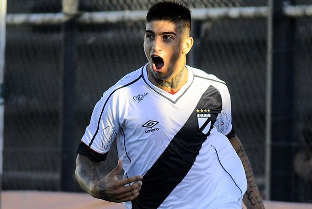 Fichó por Schiasso tras pasar cedido por Danubio y Antwerp. Danubio