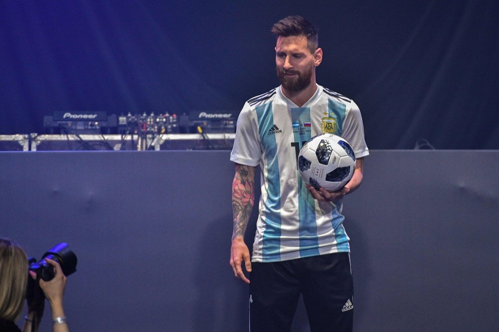 Messi presentó el balón del Mundial en Moscú. AFP