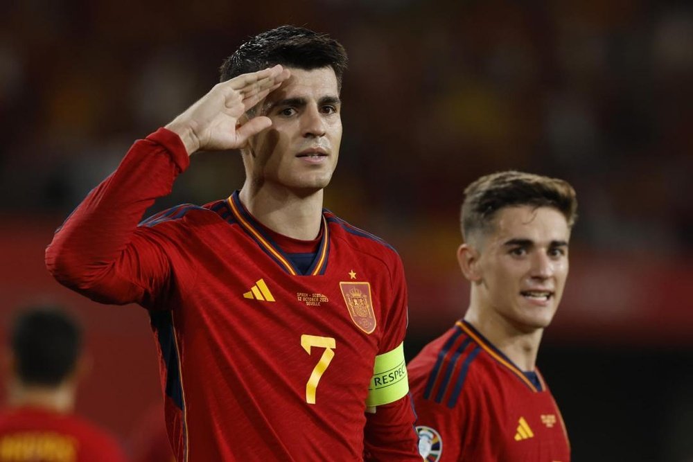 El desfile de Morata y Sancet. EFE/JulioMuñoz
