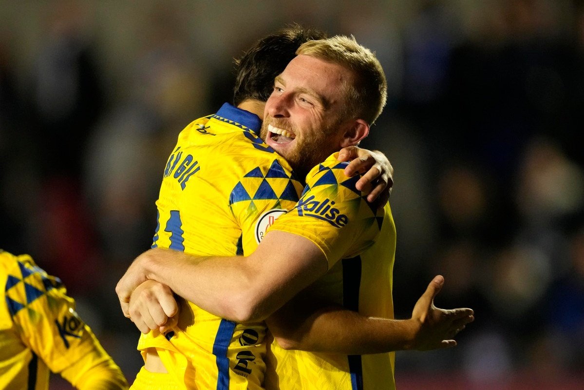 El doblete de Oli McBurnie le permitió a Las Palmas avanzar de ronda en Copa del Rey frente a un combativo Europa que peleó hasta el final.