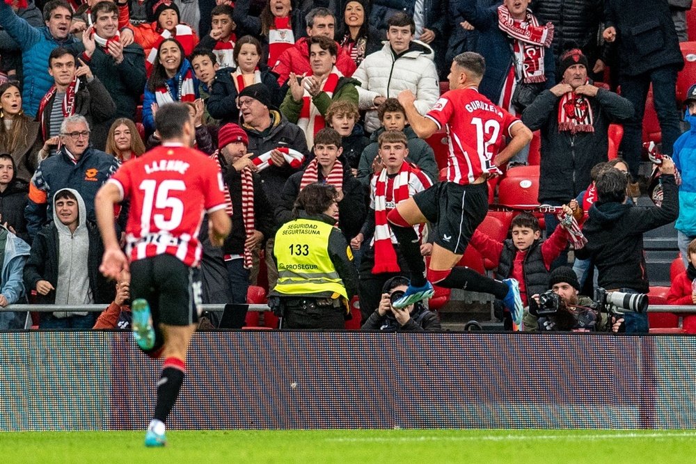 Guruzeta abrió la lata después de que le anularan un tanto por fuera de juego de Nico. EFE