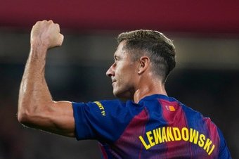 Lewandowski has questioned the inflated spending habits of Premier League clubs. EFE