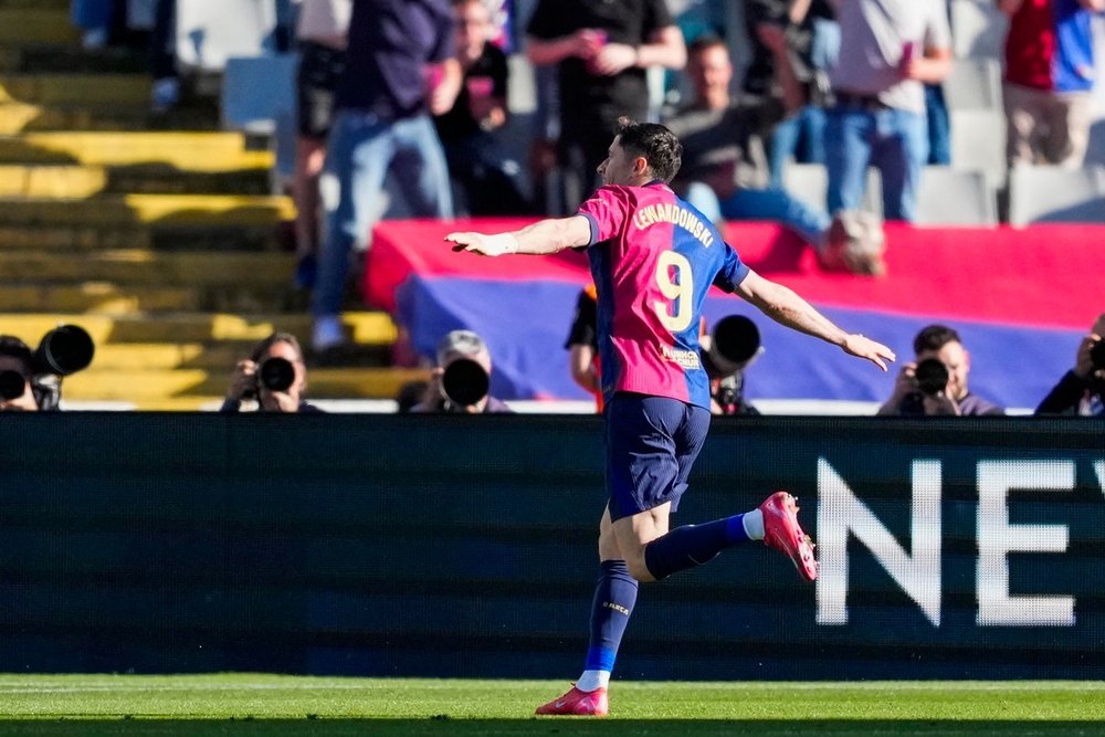 Lewandowski brilha e Barça atropela o Girona. EFE