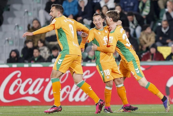 El delantero del Betis Borja Iglesias (i) celebra su segundo gol, y segundo gol del equipo andaluz, durante el encuentro de LaLiga que Elche CF y Real Betis disputan este viernes en el estadio Martínez Valero, en Elche. EFE / Manuel Lorenzo