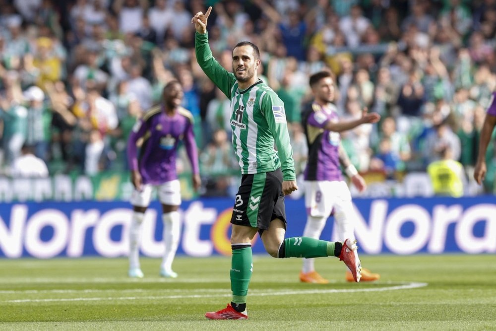 El delantero del Betis Juanmi celebra tras marcar el primer gol del equipo en el partido de Liga ante el Real Valladolid, el 18 de febrero de 2023. EFE/Julio Muñoz