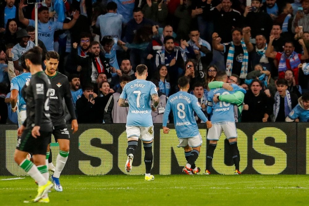 El delantero del Celta Iago Aspas (2i) marca el 1-1 de penalti durante el encuentro correspondiente a la jornada 19 de LaLiga EA Sports disputado este miércoles entre el Celta de Vigo y el Real Betis. EFE