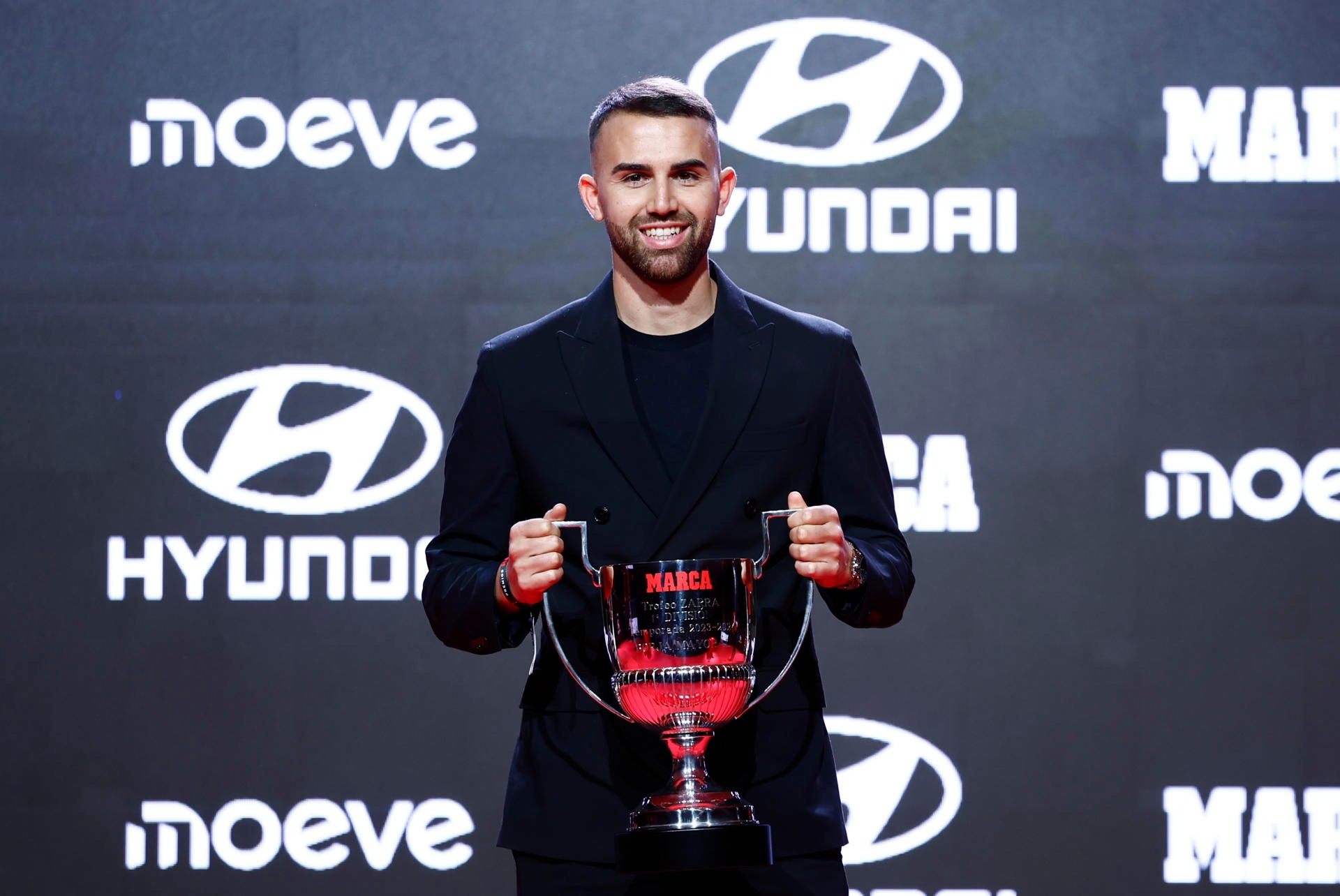 Ardió la casa de Mayoral mientras recogía el Trofeo Zarra. EFE/DanielGonzalez