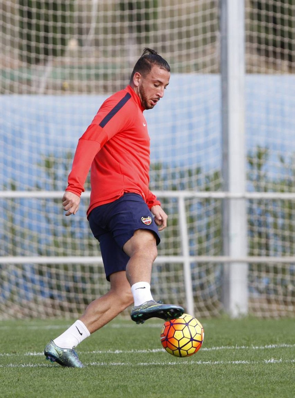 El delantero del Levante, Nabil Ghilas, en un entrenamiento del club valenciano. LevanteUD