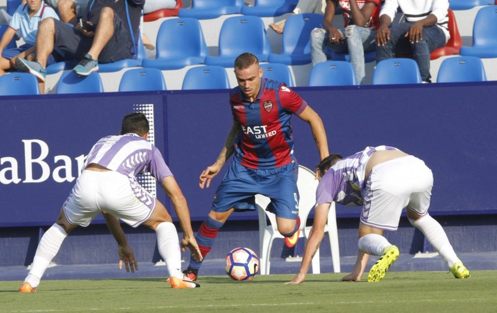 El delantero del Levante Roger encara a dos rivales del Real Valladolid, en el encuentro que les enfrentó en la octava jornada de la Segunda División 2016-17. LevanteUD
