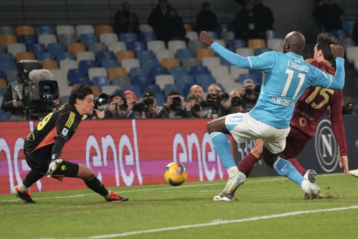 Lukaku devuelve al Nápoles a lo más alto y fastidia el estreno de Ranieri