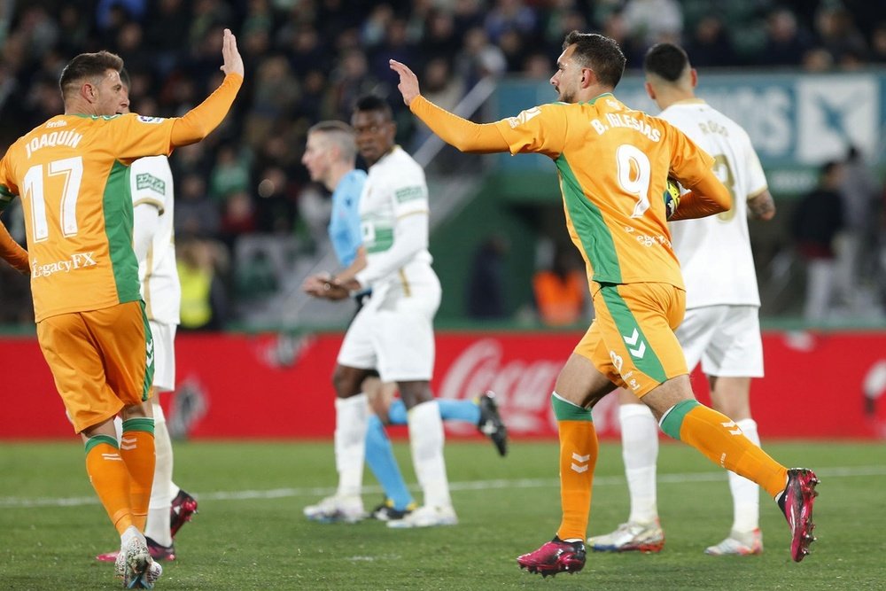 Joaquín celebra un gol con Borja Iglesias , durante una jugada del Elche-Real Betis, disputado en febrero de 2023. EFE/Manuel Lorenzo