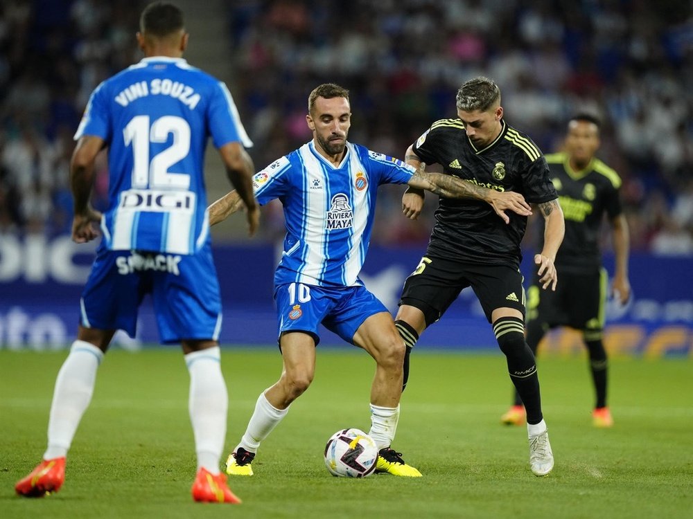 El delantero del Real Madrid Federico Valverde (d) lucha con Sergi Darder, del RCD Espanyol, durante el partido de la tercera jornada de LaLiga que RCD Espanyol y Real Madrid juegan hoy domingo en el RCDE Stadium. EFE/Enric Fontcuberta