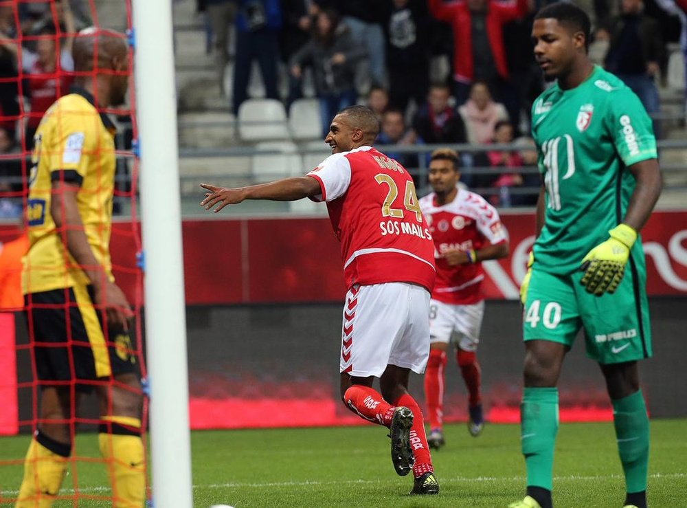 El delantero del Reims, Ngog, celebra su tanto ante los jugadores del Lille Sunxe (i) y el portero Maignan. Twitter