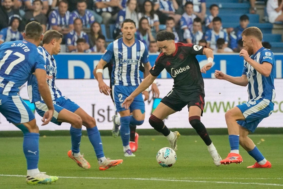 Vargas y Alexis hacen creer al Sevilla. EFE
