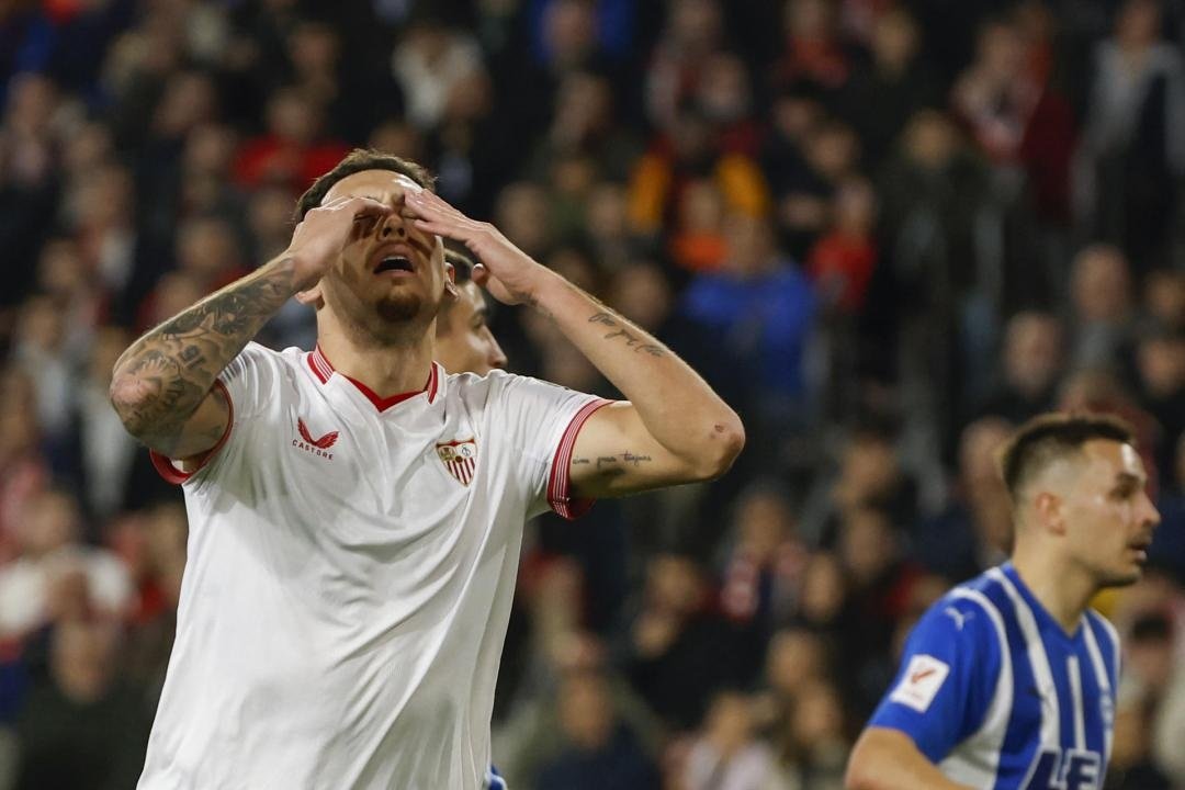 El delantero del Sevilla Lucas Ocampos, durante el partido de LaLiga de fútbol que Sevilla FC y Deportivo Alavés. EFE