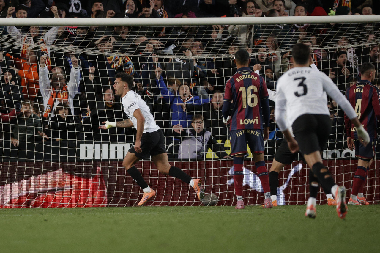 Una obra maestra decide un derbi muy duro