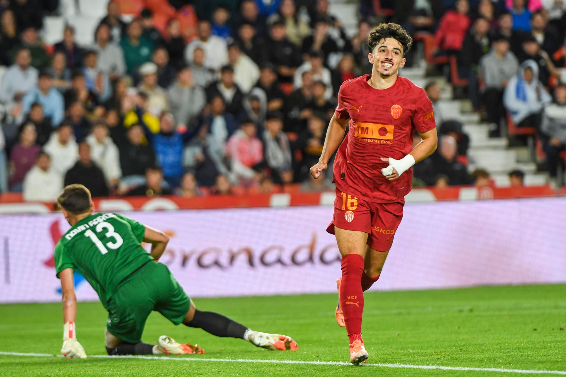 El Valencia superó al modesto Maracena de División de Honor Andaluza y ganó por un contundente 0-5. Pese a que los 'ches' se marcharon con el 0-0 al descanso, la segunda mitad fue el punto decisivo para los de Corberán, que pasaron por encima de su rival.