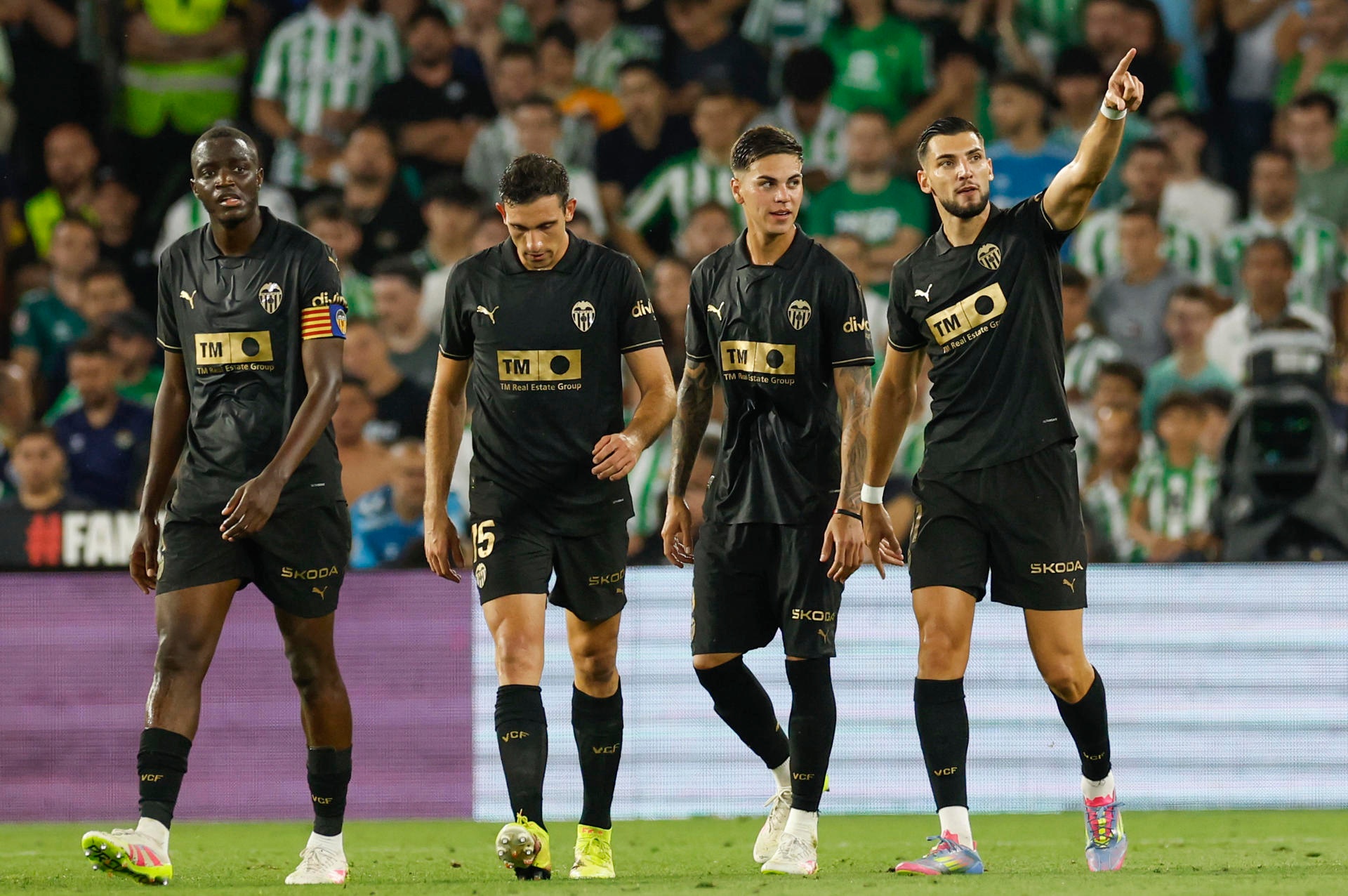 Rafa Mir se cuela en el último día del Villamarín. EFE/JulioMuñoz
