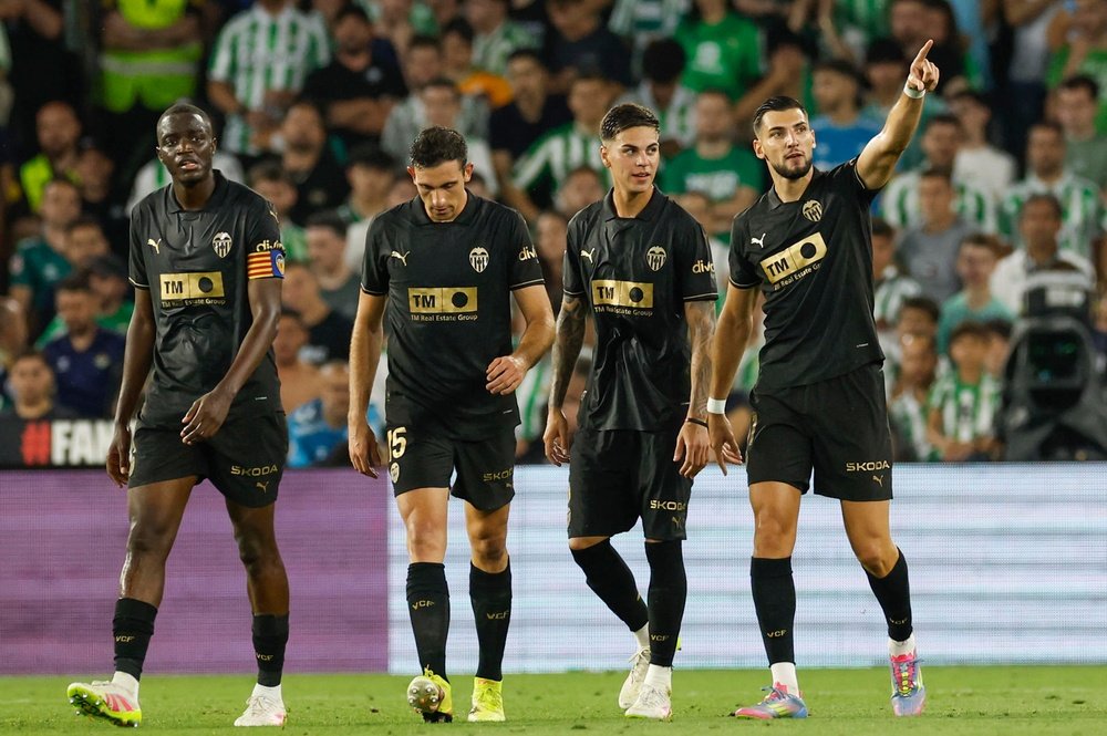 Rafa Mir se cuela en el último día del Villamarín. EFE/JulioMuñoz