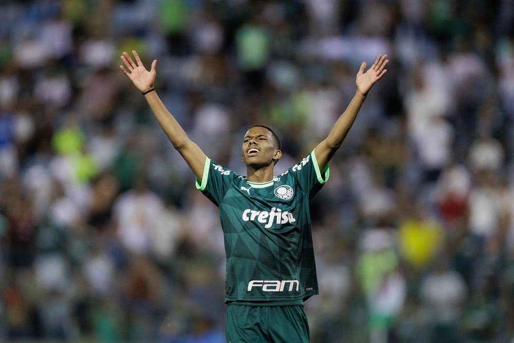 Estevao will join Chelsea next summer. EFE
