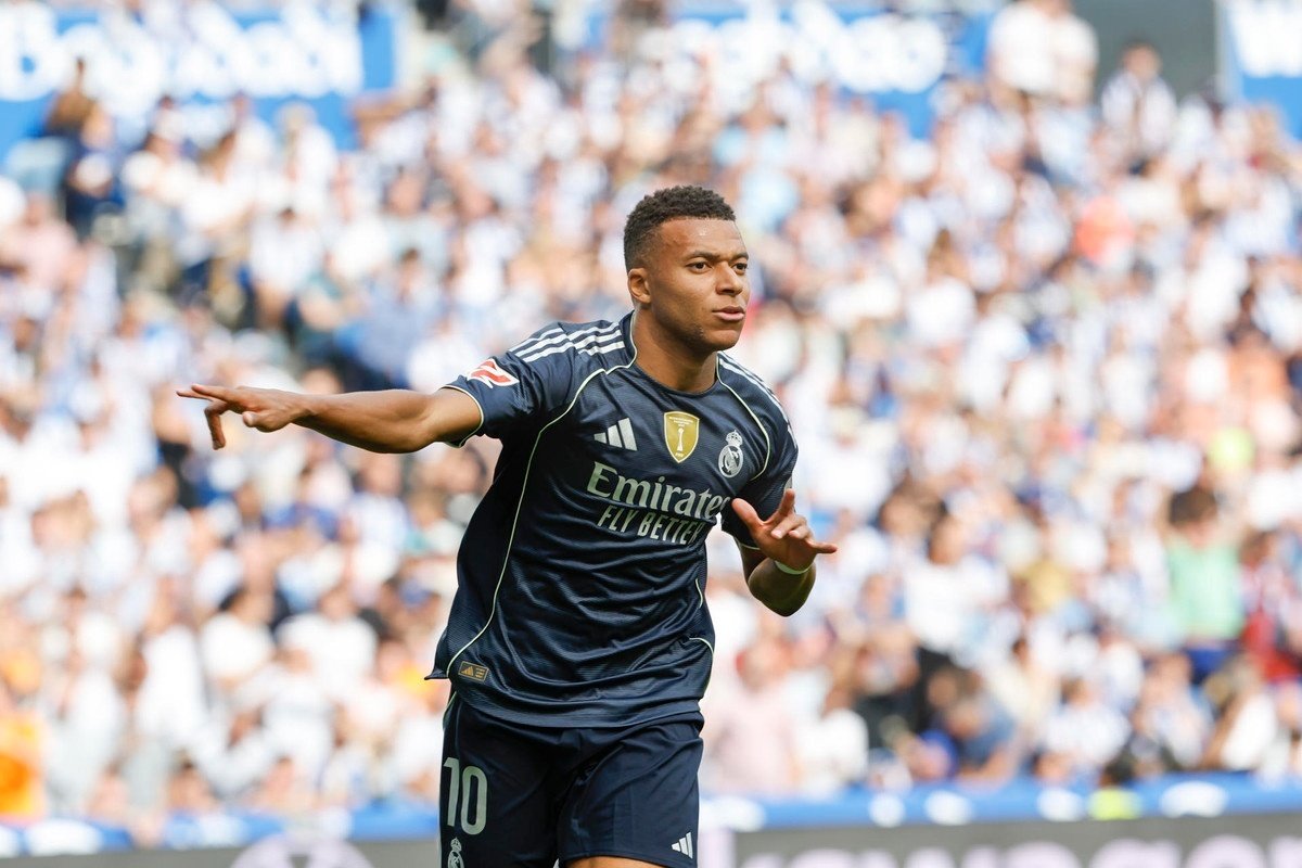 Mbappé trascina i Blancos all'en-plein in dieci
