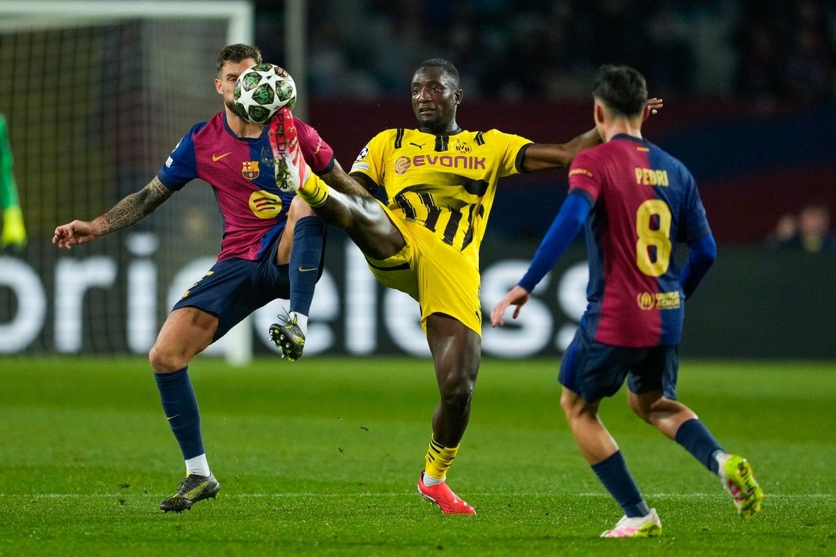 Guirassy contra o Barcelona (Foto: AFP)