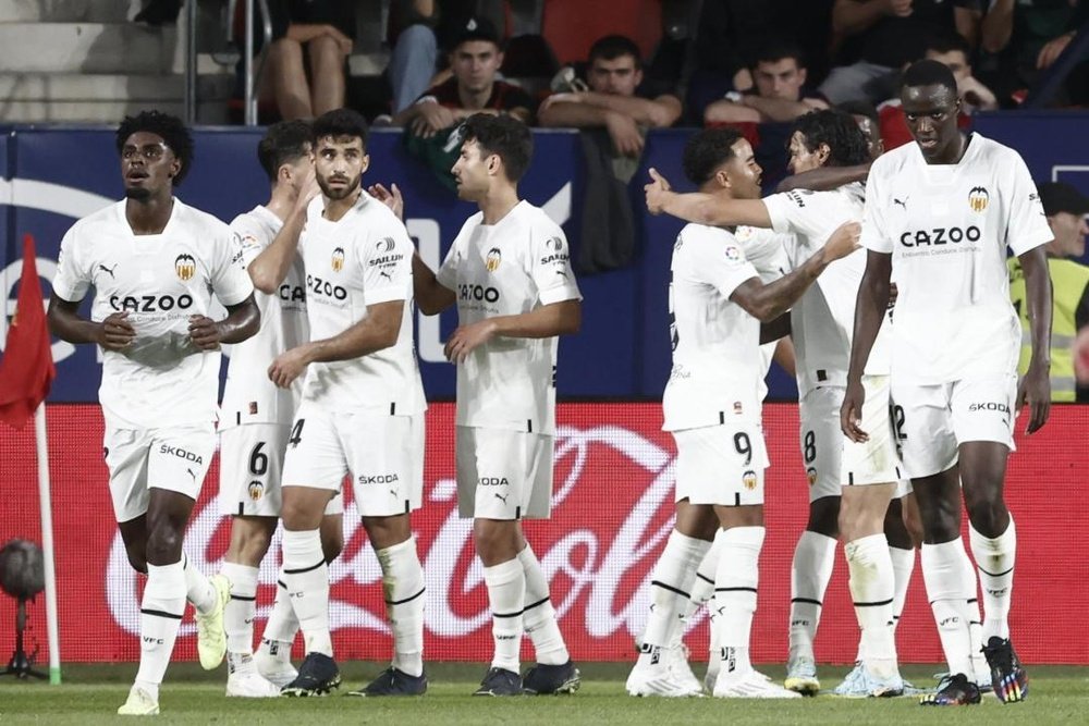 Justin Kluivert marcó su primer gol con el Valencia ante Osasuna. EFE