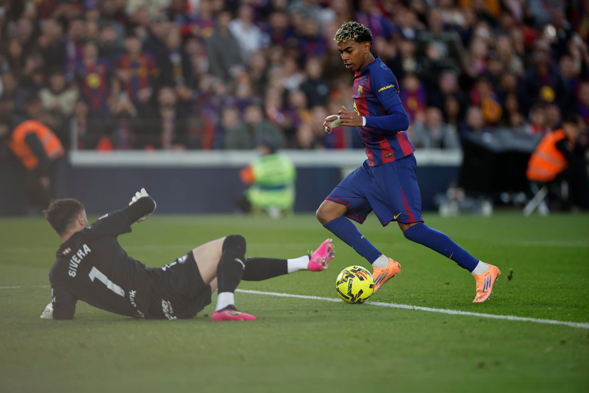 Barcelona bate o Alavés de virada e assume a liderança da LaLiga
