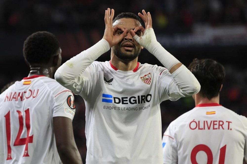 El delantero marroquí del Sevilla FC Youssef En-Nesyri celebra su gol durante el encuentro de ida de la ronda preliminar de Europa League ante el PSV. EFE/JulioMuñoz