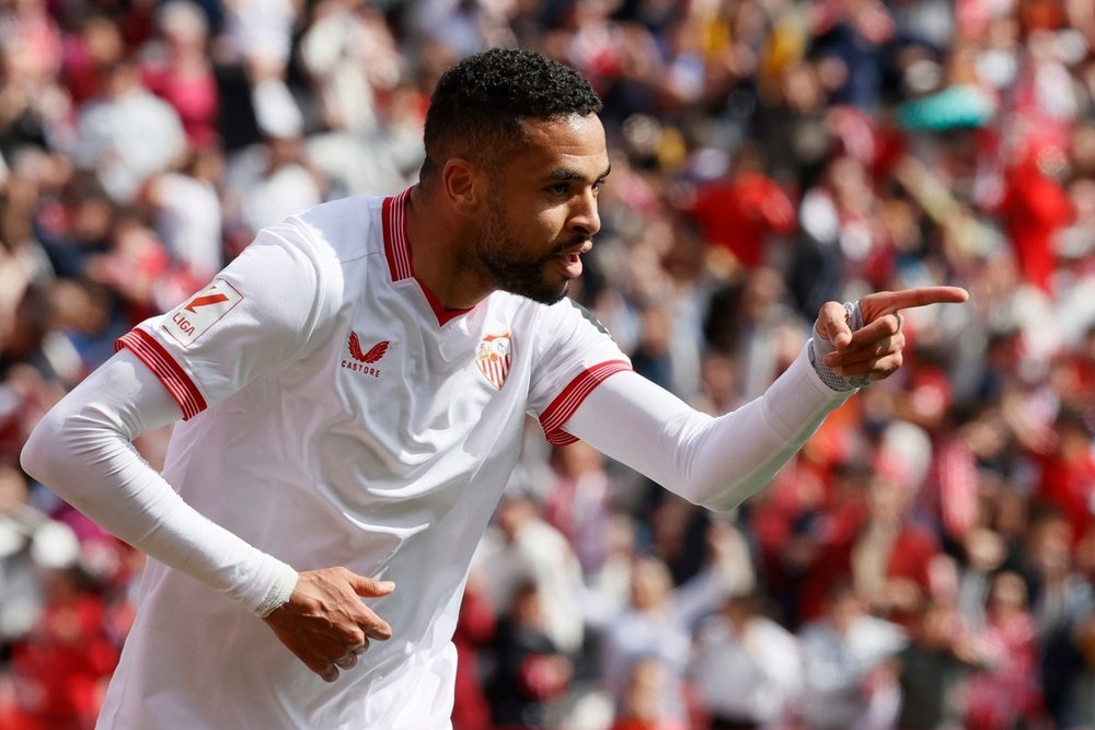 El delantero marroquí del Sevilla Youssef En-Nesyri, celebra su segundo gol contra la Real Sociadad en la jornada 27 de LaLiga 2023-24. EFE