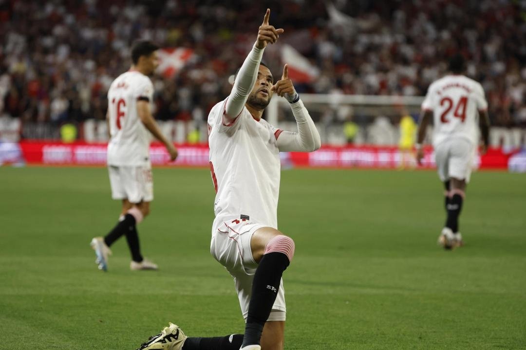 El delantero marroquí del Sevilla Youssef En-Nesyri celebra tras marcar el 1-0 ante el Mallorca. EFE/JulioMuñoz