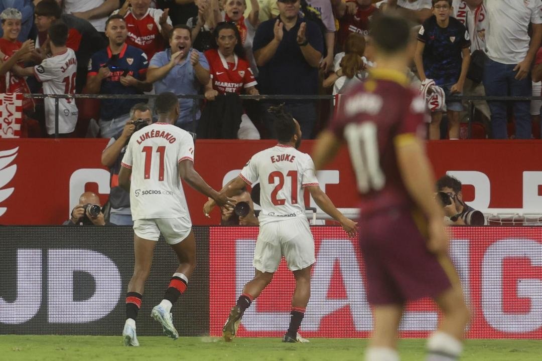 El Sevilla venció por 2-1 al Valladolid. EFE