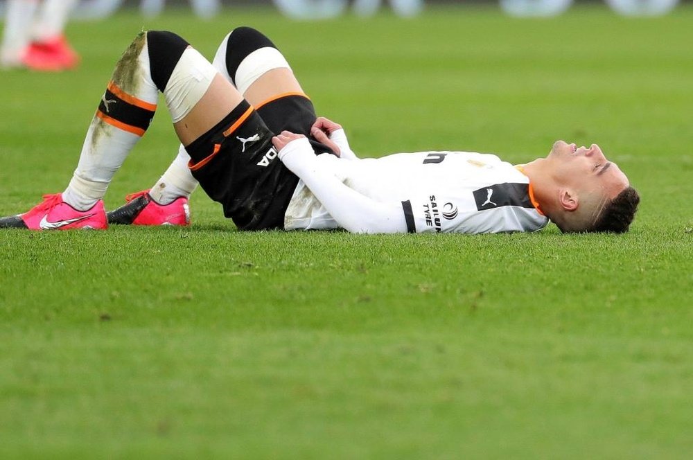 Los dolores en las rodillas ponen en peligro la participación de Rodrigo en Champions. EFE