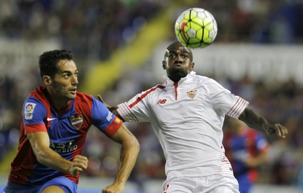 El delantero sevillista, Gael Kakuta (d), en un partido ante el Levante