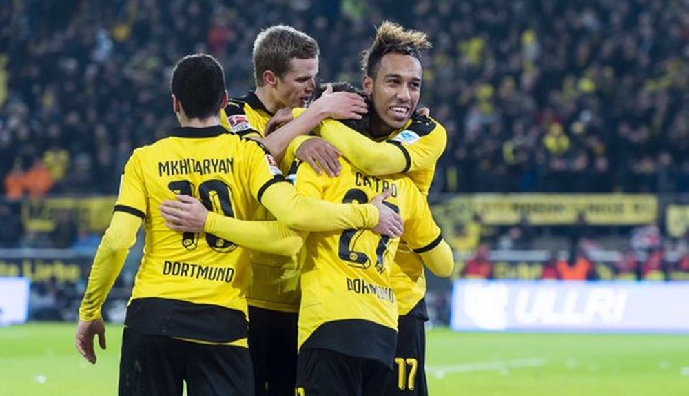 El Dortmund celebra en torno a Aubameyang un gol contra el Stuttgart. Resultados Fútbol.