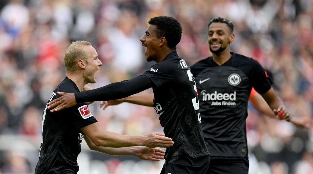 A celebração de gol na partida contra o  Stuttgart.AFP