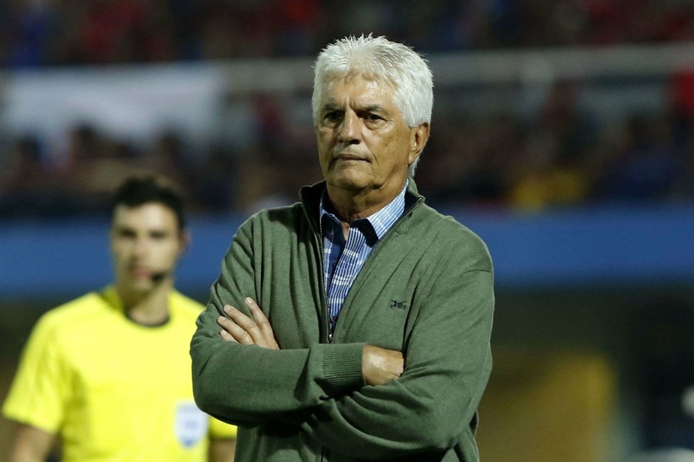 Julio Comesaña renunció como técnico de Colón. EFE