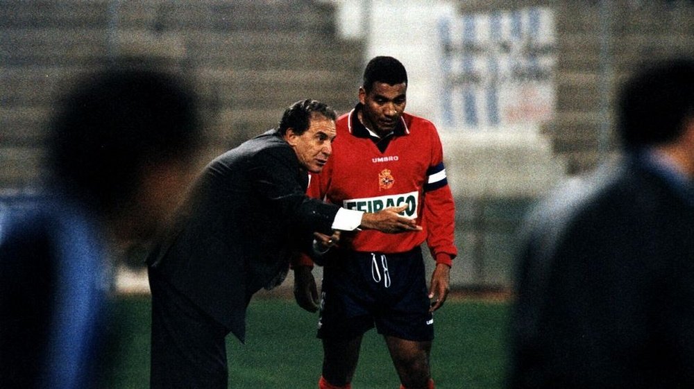 El entrenador brasileño Carlos Alberto Silva da instrucciones a Mauro Silva cuando ambos coincidieron en el Deportivo de La Coruña