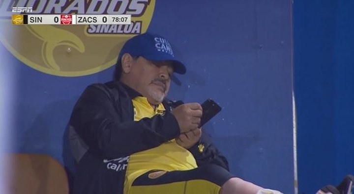 Maradona, hablando por teléfono y expulsado en el mismo partido