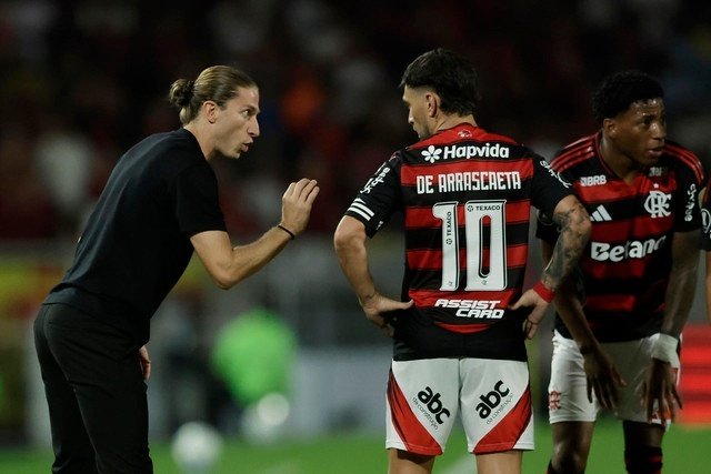 O Flamengo goleia e assume provisoriamente a liderança do Brasileirão