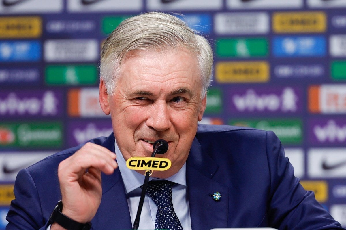 O técnico da seleção brasileira, Carlo Ancelotti, afirmou nesta segunda-feira que, para convocar Neymar para a Copa do Mundo de 2026, exigirá que o atacante apresente excelente condição física, assim como os demais jogadores da Canarinho.