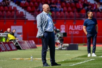 El entrenador de la U.D. Almería Pepe Mel, durante el partido de la jornada 33 de LaLiga EA Sports este sábado contra el Getafe. EFE