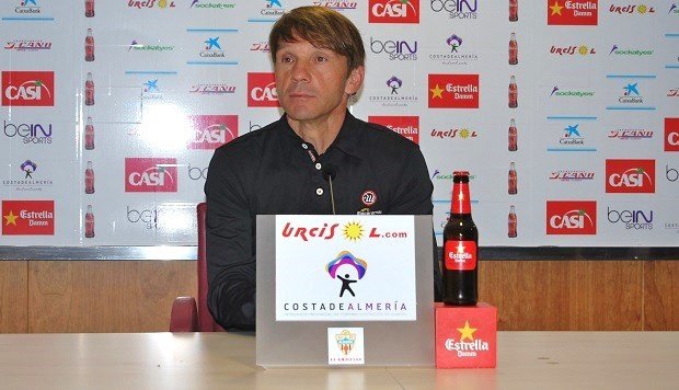 El entrenador del Almería, Joan Carrillo, en una rueda de prensa. UDAlmeriaSAD