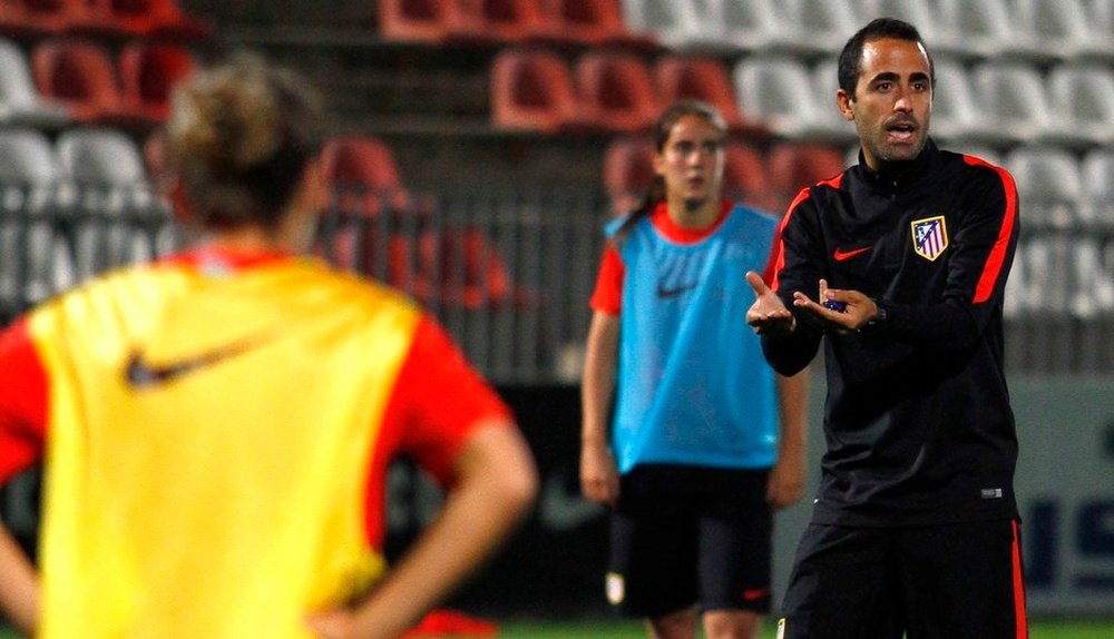 El entrenador del Atleti Féminas, Miguel Ángel Sopuerta, en un entrenamiento. ClubAtleticoDeMadrid