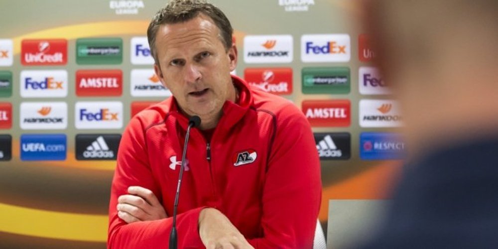 El entrenador del AZ Alkmaar, John van den Brom, en rueda de prensa. Twitter