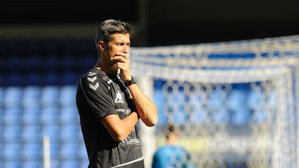 El técnico del Tenerife acabó muy satisfecho con el rendimiento de su equipo ante el Lugo. EFE