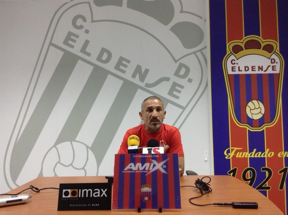 El entrenador del Eldense, José Emilio Riquelme Galiana, en rueda de prensa. Twitter