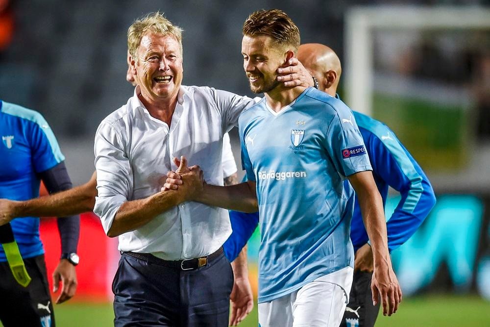 El entrenador del Malmö, Åge Hareide, felicita a sus jugadores al finalizar el encuentro. Twitter